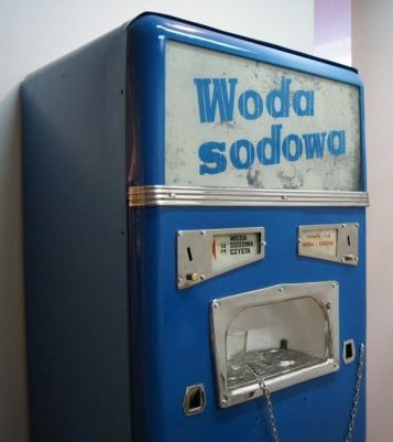 Uliczny automat z wodą sodową z czasów PRL-u