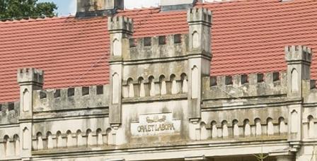 Napis ORA ET LABORA nad głównym wejściem do pałacu w Gościeszynie (Jacek Halicki/CC BY (https://creativecommons.org/licenses/by/3.0)