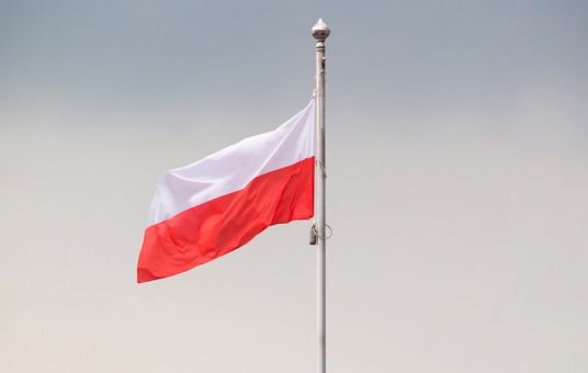 Polska flaga na maszcie