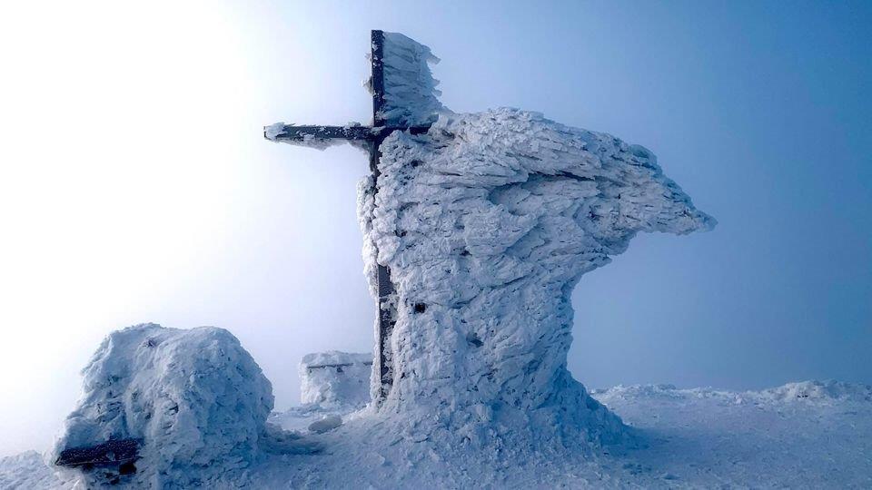 Krzyż na Babiej Górze otulony śniegiem