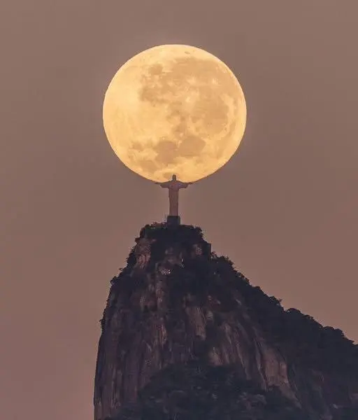 Pomnik Chrystusa z Corcovado – Cristo Redentor i księżyc w pełni