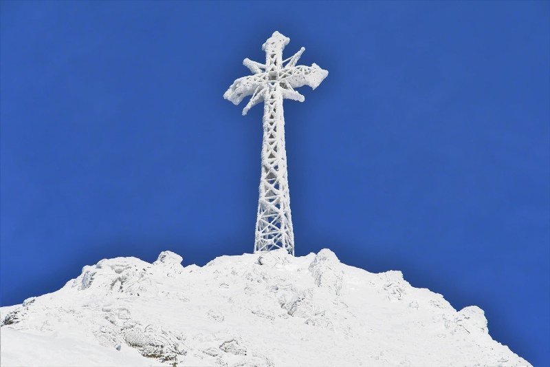 Krzyż na Giewoncie zimą