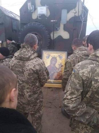 Ukraińscy żołnierze przed obrazem MB - marzec 2022