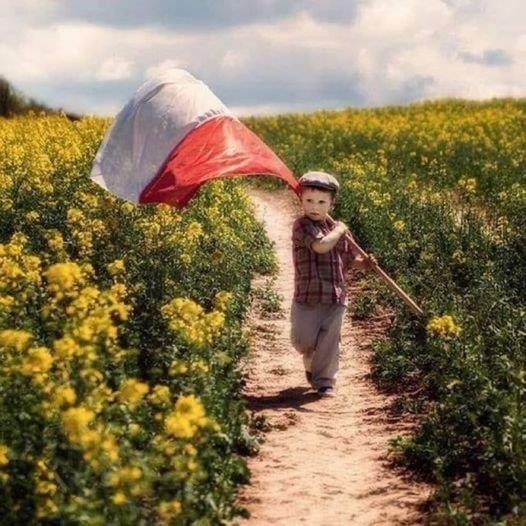 Chłopiec z polską flagą