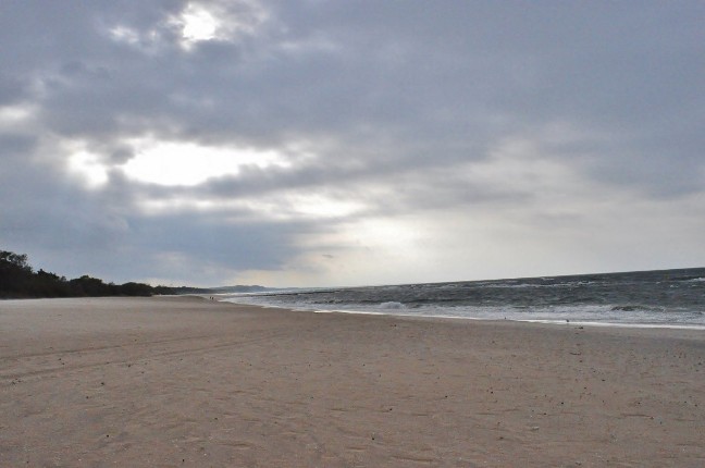 Plaża nad polskim Bałtykiem w pochmurny dzień