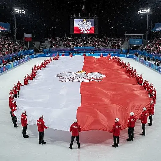 Polska flaga na lodowisku