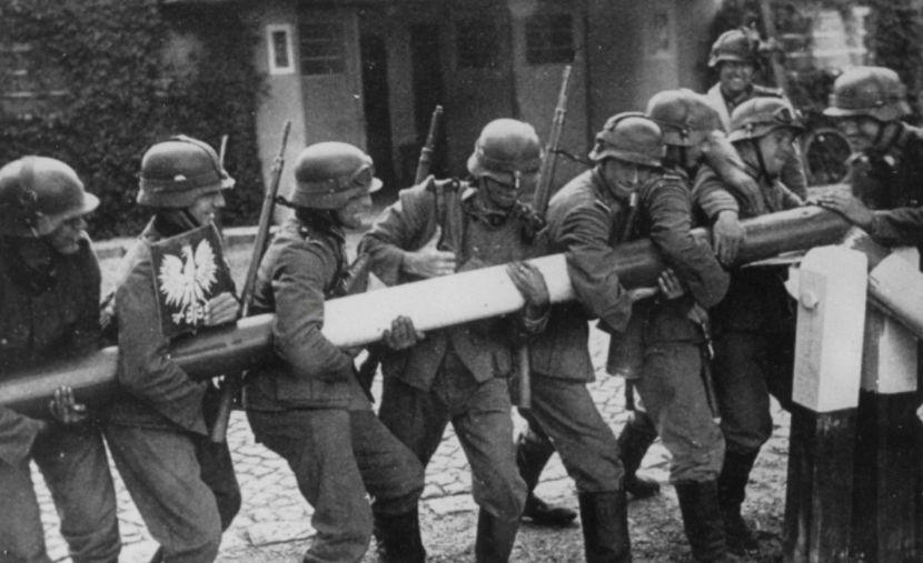 Żołnierze niemieccy niszczą polski szlaban graniczny w 1939 roku