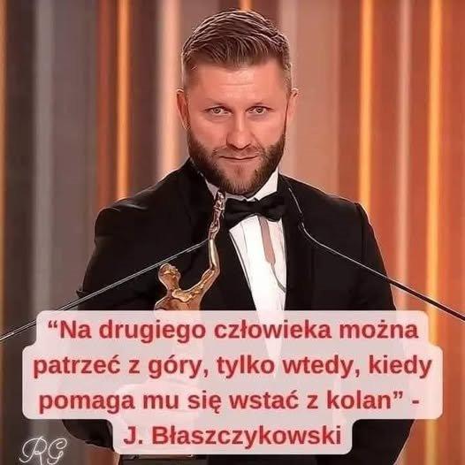 ...kiedy pomaga mu się powstać z kolan