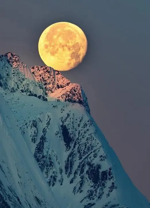 Księżyc na szczycie góry